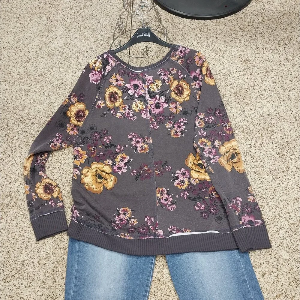 3244 Size XL No Frills Upcycled Sweat Shirt With Quilted Flower Insert. - Picture 6 of 8